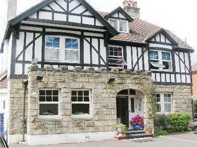 Gatwick Castle B&B Horley Ngoại thất bức ảnh